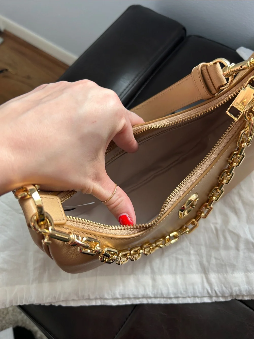 Marc Jacobs Tan Leather Shoulder Bag with Gold Chain - Picture 11 of 13